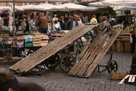 Auf dem Markt gibt es frische Rohstoffe für die 