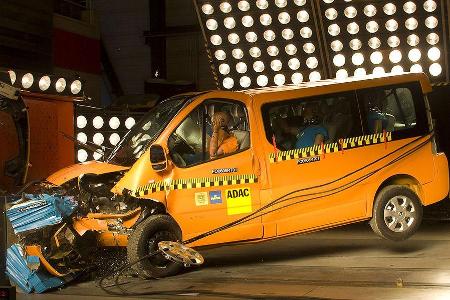 Der ADAC testet zwei Familienbusse in einem Frontalcrash mit 64 km/h.