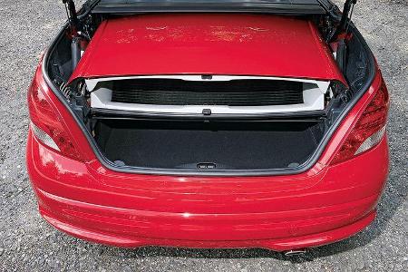 Die sperrige Dachkonstruktion des Peugeot 207 CC nimmt mehr als die Hälte des Gepäckraumvolumens ein.