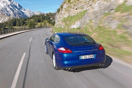 Porsche Panamera S Hybrid, Rückansicht, Fahrt, Bergstraße