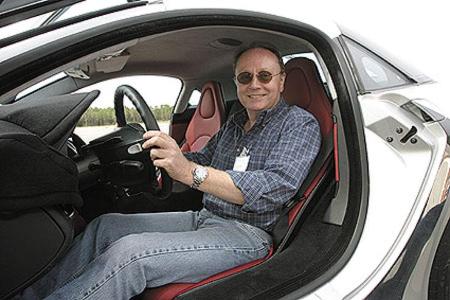 Erste Bekanntschaft: Götz Leyrer im SLR mit Formel1-Nase und nach oben schwenkenden Türen.