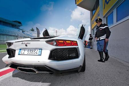 Lamborghini Aventador, Rückansicht, Polizist, Teststrecke