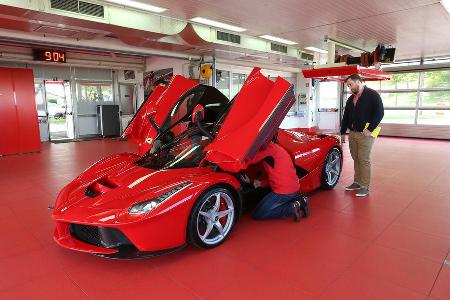 Ferrari LaFerrari, Frontansicht, Scherentren, Garage