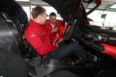 Ferrari LaFerrari, Cockpit, Einweisung