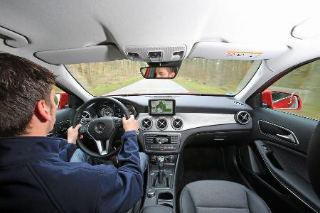 Mercedes GLA 200, Cockpit, Fahrersicht