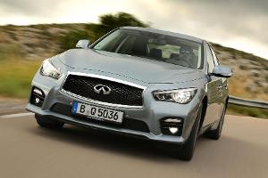 Infiniti Q50 3.5 V6 Hybrid im Fahrbericht