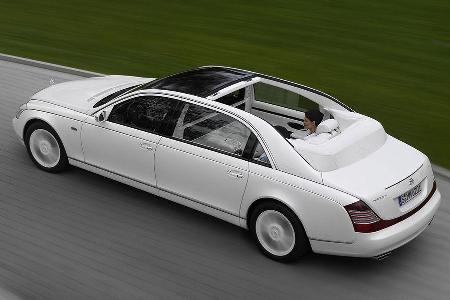 Die exklusive Limousine ist mit einem Stoffdach über dem Fondabteil ausgestattet.