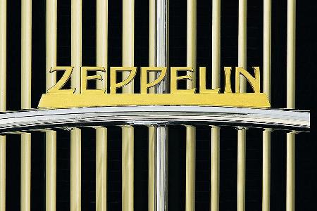 Zwischen den riesigen Scheinwerfer prangt der Zeppelin-Schriftzug am Kühler.