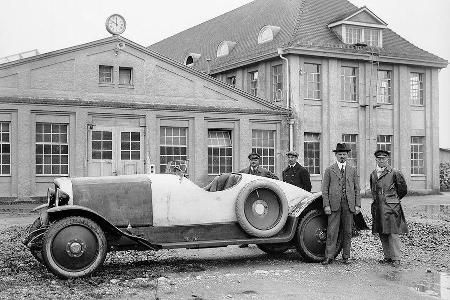 Karl Maybach (2. von rechts) vor einem Typ W 3 und der Produktionshalle der Maybach-Motorenbau GmbH (1924/25).