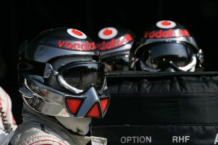 McLaren - 2007 - Mechaniker - Helme - Formel 1 McLaren - 2007 - Mechaniker - Helme - Formel 1