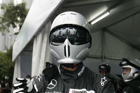 Mercedes - 2010 - Mechaniker - Helme - Formel 1