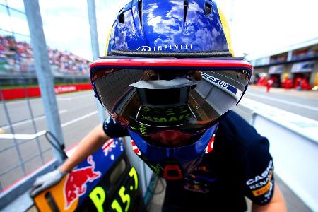 Red Bull - 2014 - Mechaniker - Helme - Formel 1