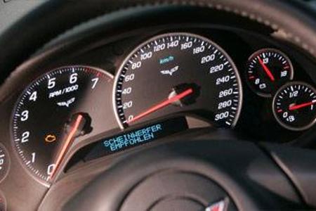 Das hervorragende Head-up-Display ersetzt allzu häufige Blicke auf die Instrumente