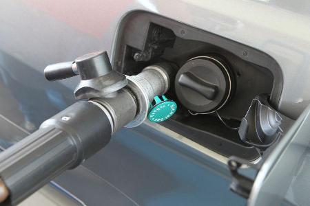 Mercedes E 200 NGT, Benzinstutzen, tanken