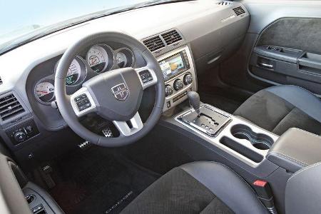 Dodge Challenger SRT8, Cockpit