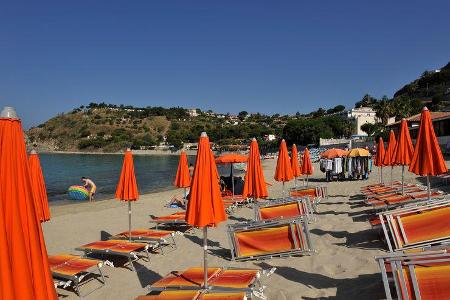 Lancia Flavia, Strand, Sonnenschirme