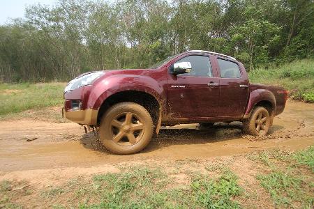 Isuzu D-Max 2,5l Double Cab 4WD, Seitenansicht Wasserdurchfahrt