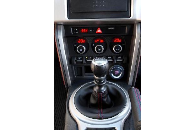 Subaru BRZ, Mittelkonsole, Schalthebel