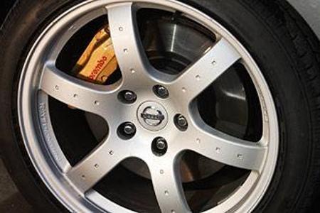 Hinter den 18-Zöllern tut eine zupackende Bremsanlage von Brembo Dienst.