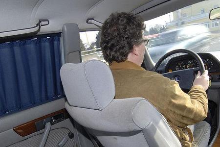 Diskret abgedunkelt ist der Mercedes ein Salon. Der Fahrer genießt und schweigt.