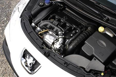 Der aufgeladene 1,6-Liter-Motor mit Benzin-Direkteinspritzung ist aus einer Kooperation mit BMW und Peugeot/Citroen entstanden.