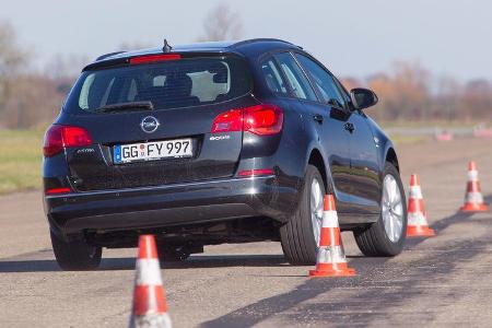 Opel Astra Sports Tourer 1.6 CDTI ecoFLEX Energy, Heckansicht, Slalom