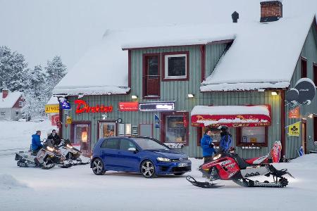 VW Golf R, Seitenansicht, Cafe, Schneemobile