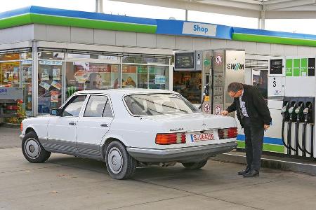 Mercedes-Benz 380 SE, Heckansicht, Tankstelle