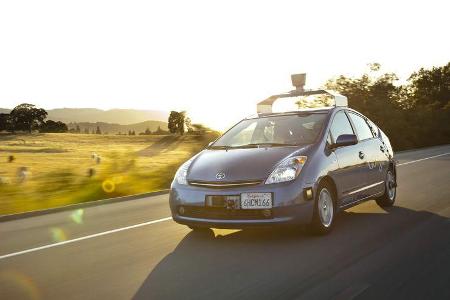 Alles begann bei Google 2009 mit dem Toyota Prius. Autonome Fahrversuche gab es andreswo schon deutlich früher. Aber zu dies...