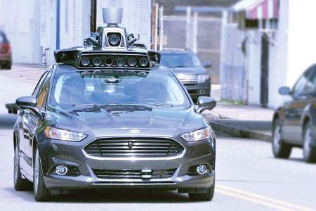 Man muss kein Autohersteller sein, um autonome Fahrzeuge zu bauen. Taxi-Konkurrent Uber testet Fahrdienste ohne Fahrer. Entw...