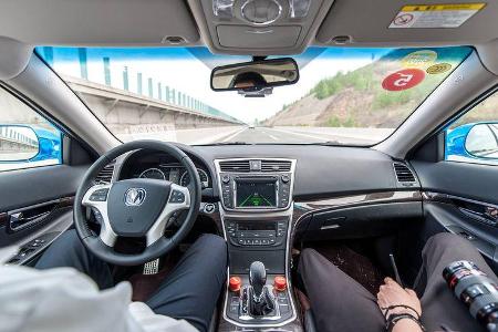 Wie bei uns: Wer in China auf öffentlichen Straßen autonom unterwegs sein will, braucht zur Sicherheit immer einen Fahrer hi...