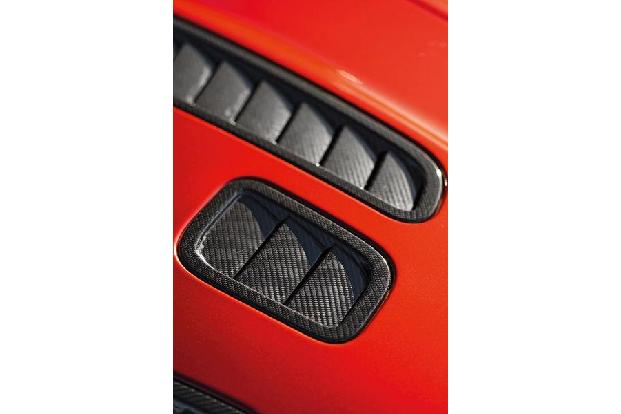 Aston Martin V12 Vantage S, Lufthutze