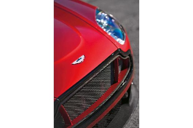 Aston Martin V12 Vantage S, Khlergrill, Frontscheinwerfer