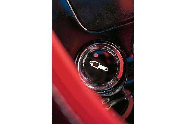 Aston Martin V12 Vantage S, Bedienelement, Dmpfer