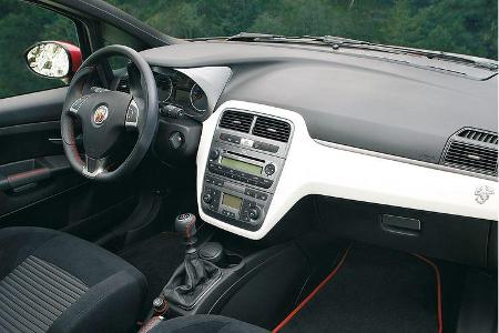 Im Cockpit herrscht sportliche Sachlichkeit.