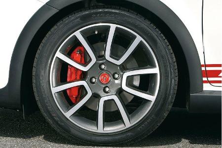 Die Brembo-Bremsen greifen entschlossen zu.