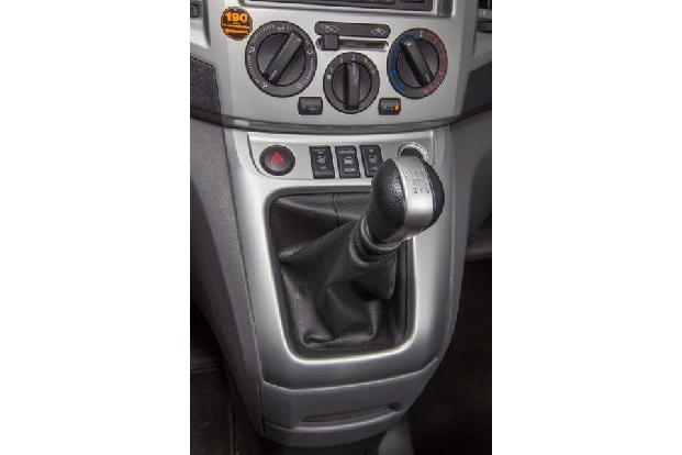 Nissan NV 200 Evalia DCI 110, Mittelkonsole, Schalthebel