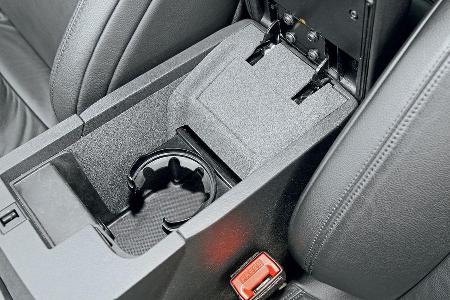 Citron C5 Tourer HDI 140, Getrnkehalter