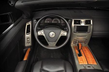 Das Interieur besticht durch geschmackvolle Schlichtheit und Instrumente von Bulgari.