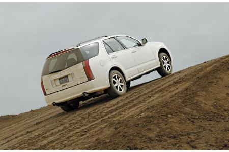 Geringes Gewicht, modernes Chassis: Der Cadillac SRX beeindruckt durch ausgewogene Fahreigenschaften - ab Sommer 2004 auch i...