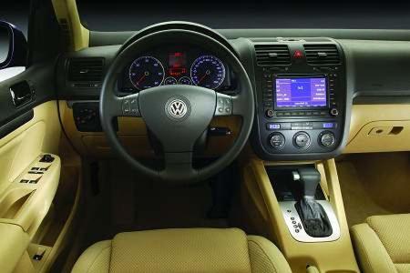 Die wichtigsten Infos liefern nach wie vor zwei große Rundinstrumente, alle anderen Funktionen hat VW in der Mittelkonsole z...