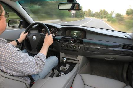Cockpit mit iDrive, großem Bildschirm und serienmäßigem Multifunktionslenkrad.