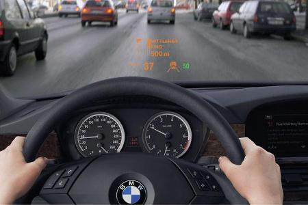 Das optionale Head-up-Display spiegelt wichtige Informationen an die Windschutzscheibe.