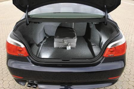 Der Kofferraum fasst 520 Liter. Ein Fach unter dem Kofferraumboden bietet zusätzlich 35 Liter Stauraum.