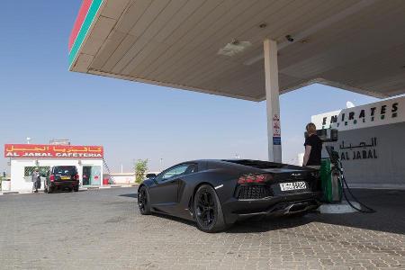 Lamborghini Aventador LP 700-4, Heckansicht, Tankstelle