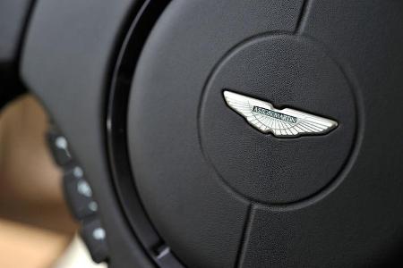 Aston Martin Vanquish, Lenkrad, Emblem