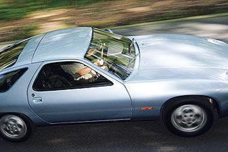 Der 928 weckt das Tier im GT. Er ist brutaler, tückischer und klingt feuriger als der BMW. Die von Anatole Lapine futuristis...