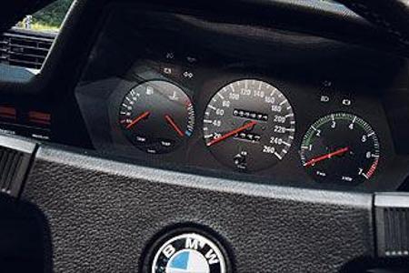 Die BMW-Idee vom fahrerorientierten Cockpit erlebt im Sechser mit Check-Controlihren Höhepunkt, Sachlichkeit paart sich hier...