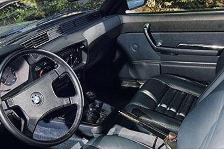 Pazifikblaue Ledersitze verleihen dem Sechser-Interieur ein exklusives Ambiente. Recaro-Sitze gab es auf Wunsch und ohne Auf...