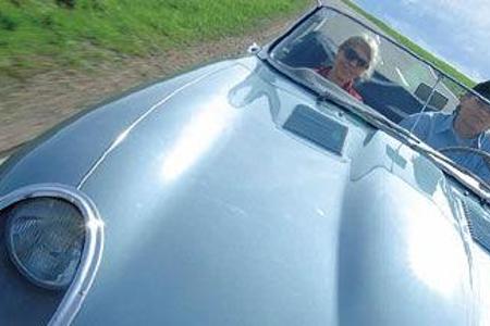 Die endlos lange Motorhaube schafft genügend Platz für das Antriebaggregat. Die Glasabdeckungen der Frontscheinwerfer bliebe...